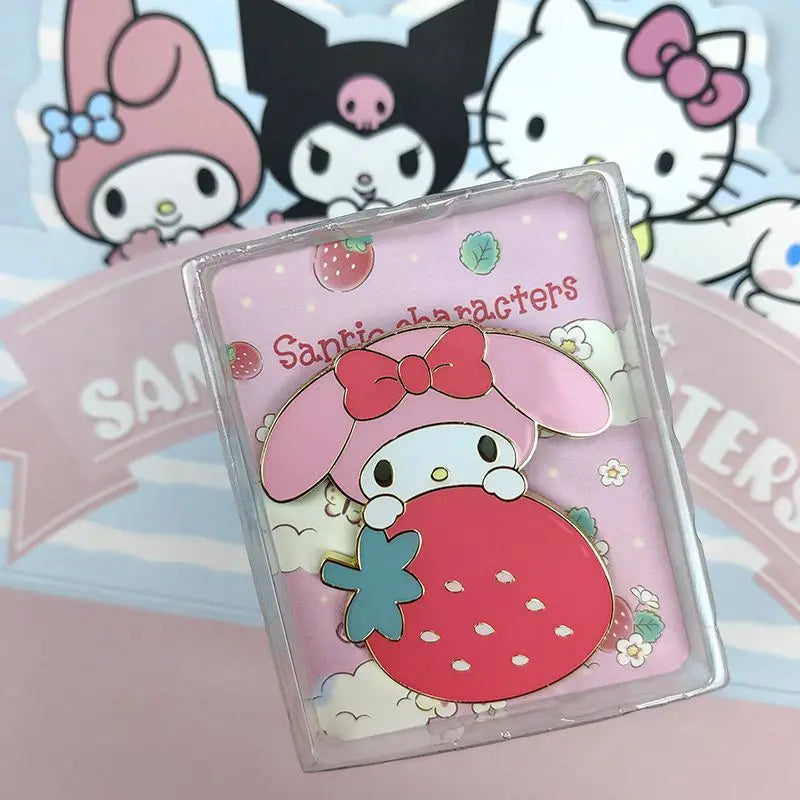 Strawberry Series Sanrio karakterek - Zsákbamacska kitűző